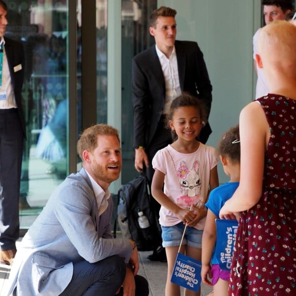 Le prince Harry, duc de Sussex quitte l'hôpital pour enfants de Sheffield le 25 juillet 2019.