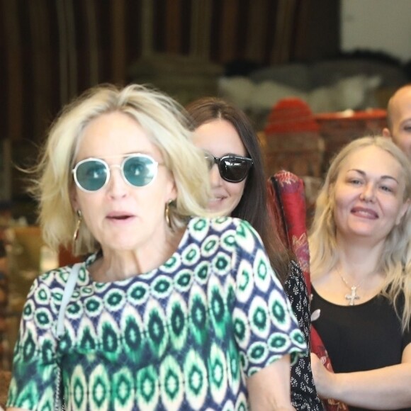 Sharon Stone fait du shopping avec une amie dans le quartier de West Hollywood à Los Angeles, le 18 juillet 2019