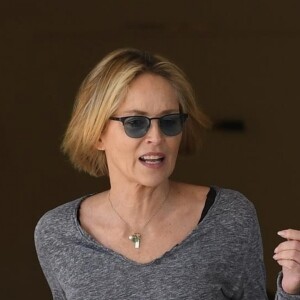 Exclusif - Sharon Stone, vêtue d'un haut avec l'inscription "Amour" dans le dos, fait du shopping chez "Barneys New York" avec une amie à Beverly Hills, le 2 juillet 2019.