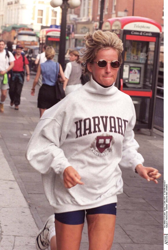 La princesse Diana fait du jogging dans les rues de Londres, le 14 août 1997. 