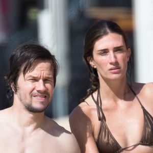 Mark Wahlberg, sa femme Rhea Durham et leurs deux fils Michael et Brendan sont allés profiter de la plage lors de leurs vacances à La Barbade. Le 31 décembre 2014