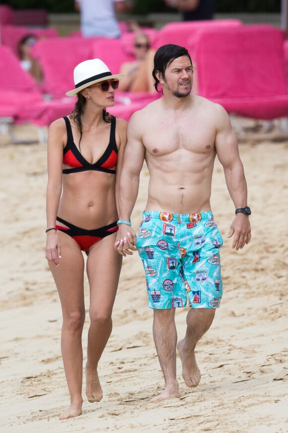 Mark Wahlberg et sa femme Rhea Durham passent leurs vacances avec leurs enfants à La Barbade. Le couple a profité d'un moment privilégié pour se promener main dans la main sur la plage après s'être amusé dans les vagues, avoir plongé depuis une plateforme et retrouvé leur fille Ella Rae. Le 28 décembre 2014