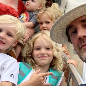 James Van Der Beek, sa femme et leurs cinq enfants à l'aéroport JFK de New York, photo Instagram du 7 juillet 2019.