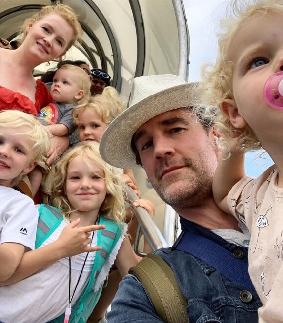 James Van Der Beek, sa femme et leurs cinq enfants à l'aéroport JFK de New York, photo Instagram du 7 juillet 2019.