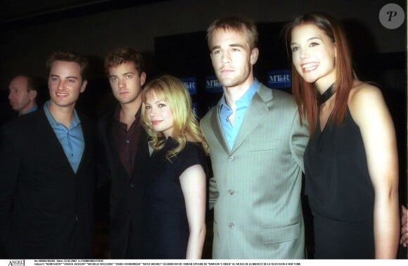 Kerr Smith, Joshua Jackson, Michelle Williams, James Van Der Beek et Katie Holmes en février 2002 à New York lors de la célébration du 100e épisode de la série Dawson (Dawson's Creek).