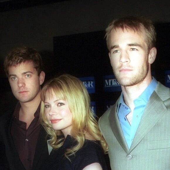 Kerr Smith, Joshua Jackson, Michelle Williams, James Van Der Beek et Katie Holmes en février 2002 à New York lors de la célébration du 100e épisode de la série Dawson (Dawson's Creek).