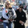 Info du 27 juillet 2019 (Waldo Picasso, le chien de Sophie Turner, tué dans un accident de voiture. L'actrice est dévastée) - Joe Jonas et sa fiancée Sophie Turner se promènent avec leur petit chien Porky Basquiat et font du shopping dans les rues de West Hollywood, le 4 avril 2018 J