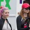Info du 27 juillet 2019 (Waldo Picasso, le chien de Sophie Turner, tué dans un accident de voiture. L'actrice est dévastée) - Sophie Turner et son compagnon Joe Jonas promènent leur petit chiot (Pomsky) dans les rues de New York, le 8 septembre 2017.