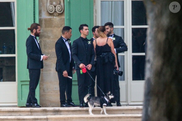 Semi-exclusif - Joe Jonas, son chiot Porky Basquiat et guest - Les membres de la famille de Joe Jonas se sont préparés au Château de Tourreau à Sarrians avant de partir pour lieu de la soirée du mariage de Joe Jonas et Sophie Turner au château du Martinay de Carpentras, France, le 29 juin 2019.