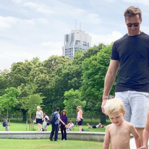 Armie Hammer critiqué sur Instagram pour avoir laissé Ford, son fils de deux ans, lui sucer le pied. Juillet 2019.