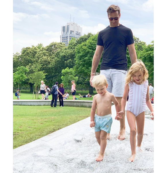 Armie Hammer critiqué sur Instagram pour avoir laissé Ford, son fils de deux ans, lui sucer le pied. Juillet 2019.