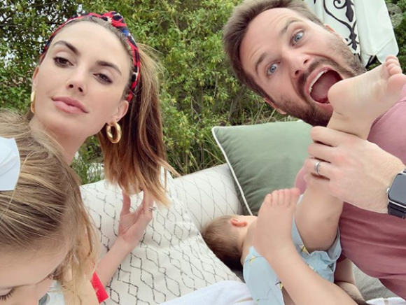 Armie Hammer critiqué sur Instagram pour avoir laissé Ford, son fils de deux ans, lui sucer le pied. Juillet 2019.