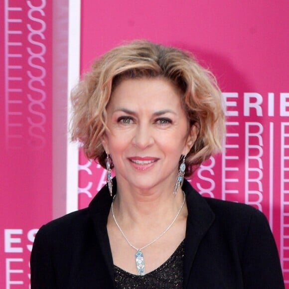 Corinne Touzet durant le "Pink Carpet" des séries "Aqui En La Tierra" et "Cacciatore The Hunter" lors du festival "Canneseries" à Cannes, le 9 avril 2018. © Rachid Bellak/Bestimage