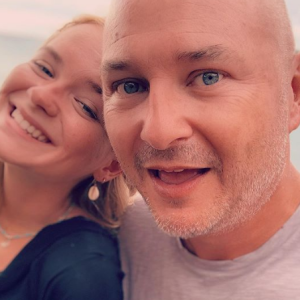 Cauet complice avec sa fille Ivana (17 ans) lors de vacances à Saint-Martin en juillet 2019.