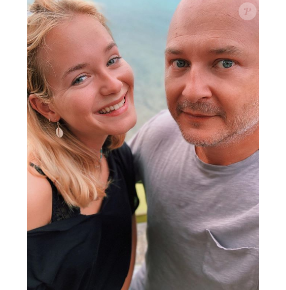 Cauet complice avec sa fille Ivana (17 ans) lors de vacances à Saint-Martin en juillet 2019.