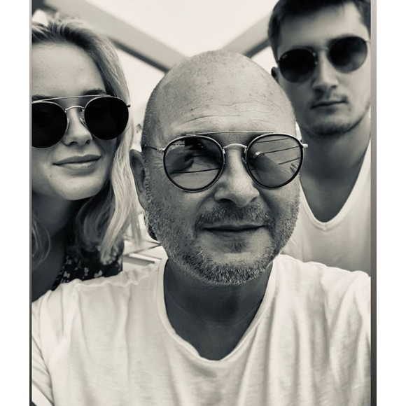 Cauet complice avec sa fille Ivana (17 ans) et son fils Valmont (19 ans) lors de vacances à Saint-Martin en juillet 2019.