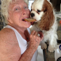 Line Renaud partage un biscuit avec son chien : "Un bon moment de vie"