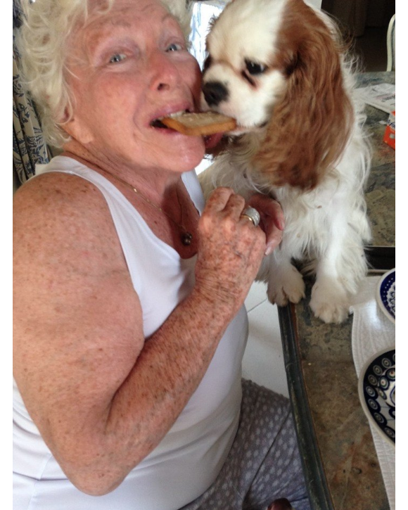 Line Renaud partage un instant de vie (et probablement quelques germes) avec son chien, sur Twitter.