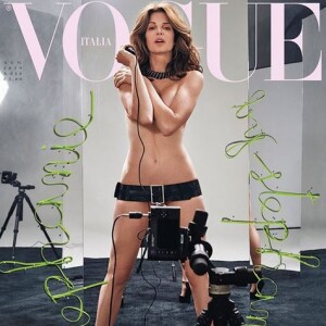Stephanie Seymour en couverture du magazine Vogue Italia, numéro d'août 2019. Photo par Collier Schorr.