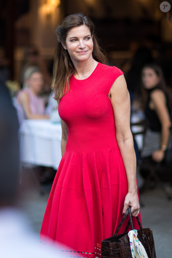 Stephanie Seymour est allée déjeuner au restaurant Nellos à New York, le 18 octobre 2016  Model and actress Stephanie Seymour seen leaving Nellos restaurant in Midtown New York, New York on October 18, 2016. She was accompanied by friends and the group appeared to be in great spirits.18/10/2016 - New York