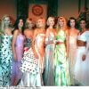 Stephanie Seymour (deuxième en partant de la gauche), Emme Sjoberg, Karen Mulder, Nadja Auermann, Claudia Schiffer, Shalom Arlow et Nadege au défilé Versace à Paris. Janvier 1995.