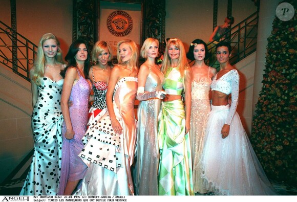 Stephanie Seymour (deuxième en partant de la gauche), Emme Sjoberg, Karen Mulder, Nadja Auermann, Claudia Schiffer, Shalom Arlow et Nadege au défilé Versace à Paris. Janvier 1995.
