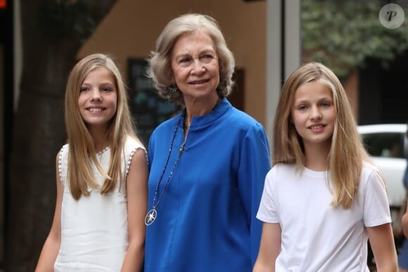 La reine Sofia d'Espagne et ses petites-filles, Leonor, princesse des Asturies, et l'infante Sofia lors d'une sortie pour voir le film Le Roi Lion dans un cinéma de Palma de Majorque le 1er août 2019.