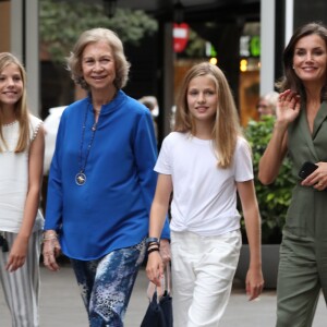 La reine Letizia d'Espagne et ses filles, Leonor, princesse des Asturies, et l'infante Sofia, sont allées voir en compagnie de la reine Sofia le film Le Roi Lion dans un cinéma de Palma de Majorque le 1er août 2019.