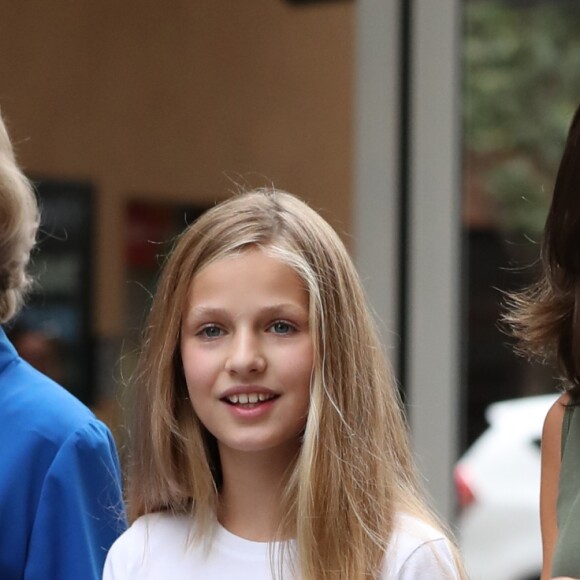 La reine Letizia d'Espagne et ses filles, Leonor, princesse des Asturies, et l'infante Sofia, sont allées voir en compagnie de la reine Sofia le film Le Roi Lion dans un cinéma de Palma de Majorque le 1er août 2019.