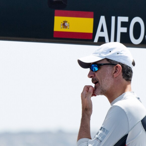 Le roi Felipe VI d'Espagne à la barre d'Aifos 500 lors de la 38e Copa del Rey à Palma de Majorque le 1er août 2019