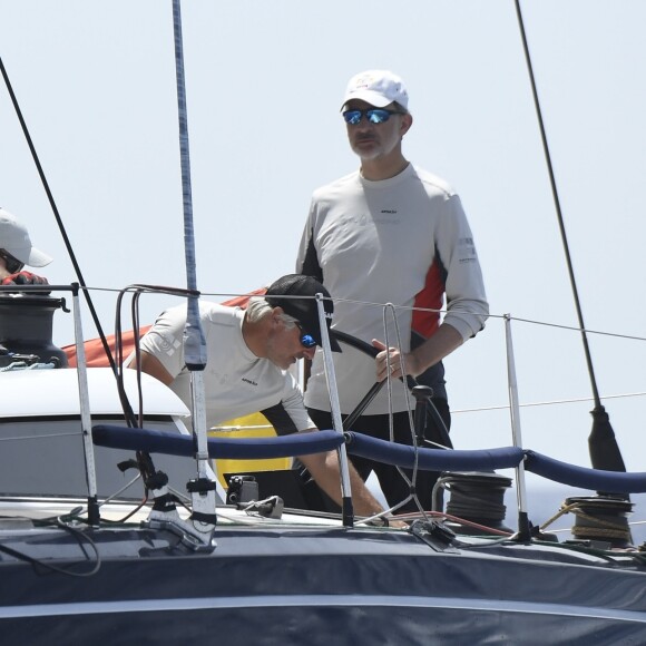 Le roi Felipe VI d'Espagne à la barre d'Aifos 500 lors de la 38e Copa del Rey à Palma de Majorque le 1er août 2019