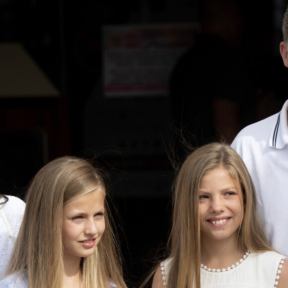 Le roi Felipe VI d'Espagne avec la reine Letizia et leurs filles la princesse Leonor des Asturies et l'infante Sofia le 1er août 2019 à Palma de Majorque lors de la 38e Copa del Rey.