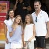 Le roi Felipe VI d'Espagne avec la reine Letizia et leurs filles la princesse Leonor des Asturies et l'infante Sofia le 1er août 2019 à Palma de Majorque lors de la 38e Copa del Rey.