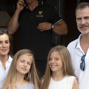 Le roi Felipe VI d'Espagne avec la reine Letizia et leurs filles la princesse Leonor des Asturies et l'infante Sofia le 1er août 2019 à Palma de Majorque lors de la 38e Copa del Rey.