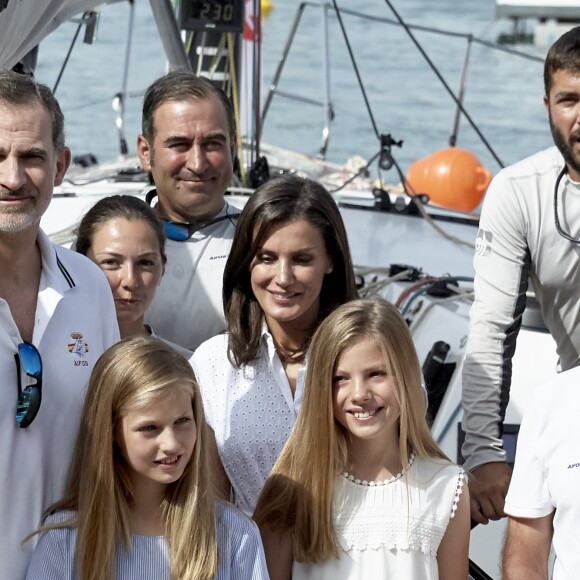 Le roi Felipe VI d'Espagne avec la reine Letizia et leurs filles la princesse Leonor des Asturies et l'infante Sofia le 1er août 2019 à Palma de Majorque lors de la 38e Copa del Rey.