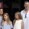 Le roi Felipe VI d'Espagne avec la reine Letizia et leurs filles la princesse Leonor des Asturies et l'infante Sofia le 1er août 2019 à Palma de Majorque lors de la 38e Copa del Rey.