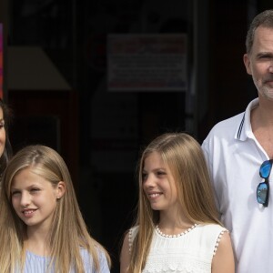 Le roi Felipe VI d'Espagne avec la reine Letizia et leurs filles la princesse Leonor des Asturies et l'infante Sofia le 1er août 2019 à Palma de Majorque lors de la 38e Copa del Rey.