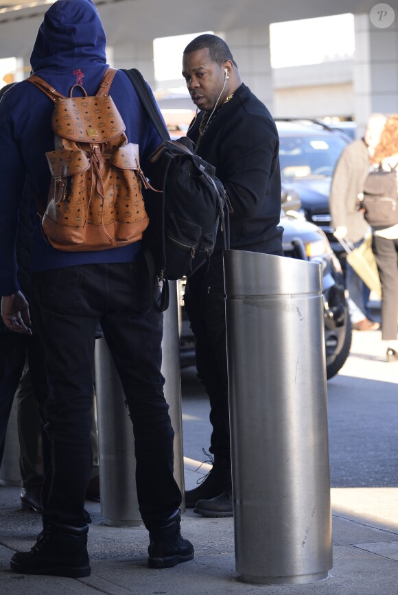 Busta Rhyme arrive à l'aéroport de JFK à New York pour prendre l'avion, le 27 octobre 2017.