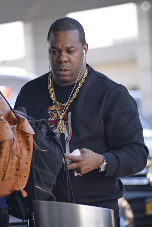 Busta Rhyme arrive à l'aéroport de JFK à New York pour prendre l'avion, le 27 octobre 2017.