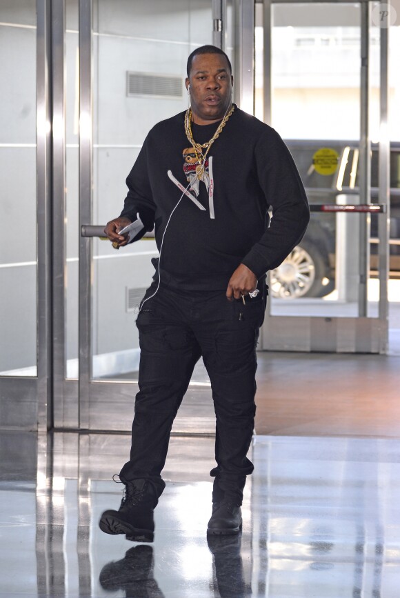 Busta Rhyme arrive à l'aéroport de JFK à New York pour prendre l'avion, le 27 octobre 2017.