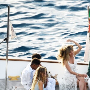 HHeidi Klum, Tom Kaulitz et les quatre enfants d'Heidi, Leni, Henry, Johan et Lou, arrivent en bateau au restaurant Riccio à Capri, pour une réception à la veille de leur mariage. Le 2 août 2019.