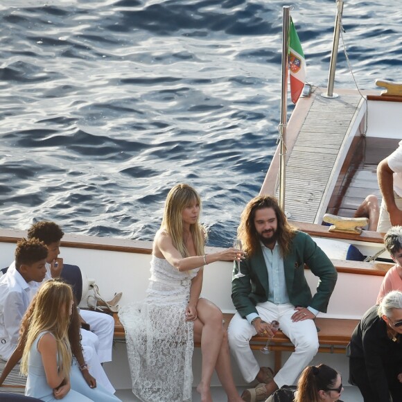 HHeidi Klum, Tom Kaulitz et les quatre enfants d'Heidi, Leni, Henry, Johan et Lou, arrivent en bateau au restaurant Riccio à Capri, pour une réception à la veille de leur mariage. Le 2 août 2019.