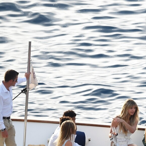 HHeidi Klum et Tom Kaulitz arrivent en bateau au restaurant Riccio à Capri, pour une réception à la veille de leur mariage. Le 2 août 2019.