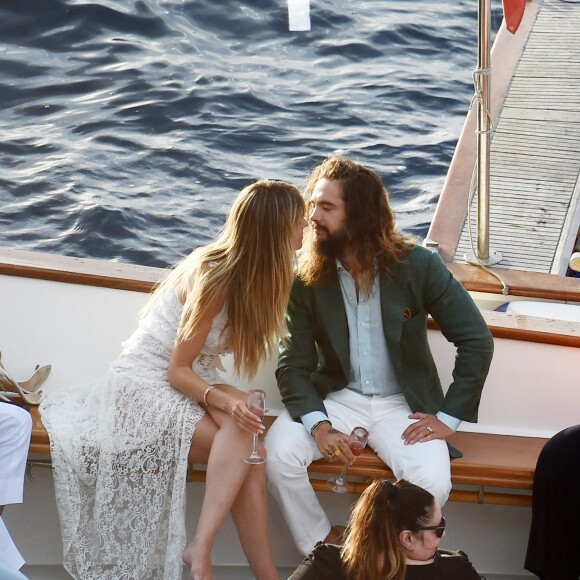 HHeidi Klum et Tom Kaulitz arrivent en bateau au restaurant Riccio à Capri, pour une réception à la veille de leur mariage. Le 2 août 2019.