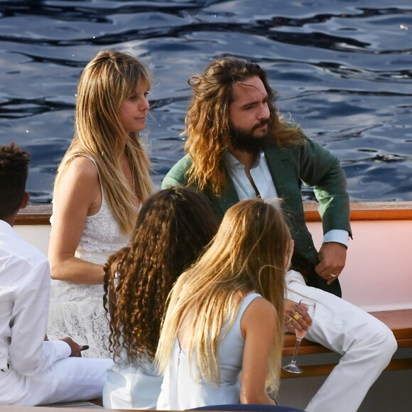 HHeidi Klum, Tom Kaulitz et les quatre enfants d'Heidi, Leni, Henry, Johan et Lou, arrivent en bateau au restaurant Riccio à Capri, pour une réception à la veille de leur mariage. Le 2 août 2019.