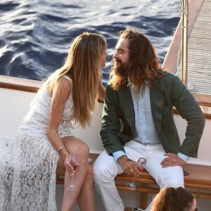 HHeidi Klum et Tom Kaulitz arrivent en bateau au restaurant Riccio à Capri, pour une réception à la veille de leur mariage. Le 2 août 2019.