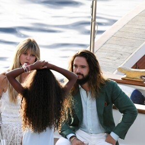 HHeidi Klum, Tom Kaulitz et les quatre enfants d'Heidi, Leni, Henry, Johan et Lou, arrivent en bateau au restaurant Riccio à Capri, pour une réception à la veille de leur mariage. Le 2 août 2019.