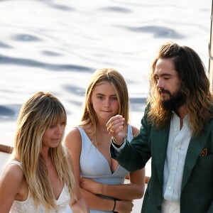 HHeidi Klum, Tom Kaulitz et les quatre enfants d'Heidi, Leni, Henry, Johan et Lou, arrivent en bateau au restaurant Riccio à Capri, pour une réception à la veille de leur mariage. Le 2 août 2019.