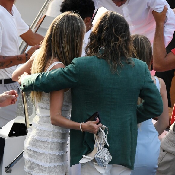 HHeidi Klum et Tom Kaulitz arrivent en bateau au restaurant Riccio à Capri, pour une réception à la veille de leur mariage. Le 2 août 2019.
