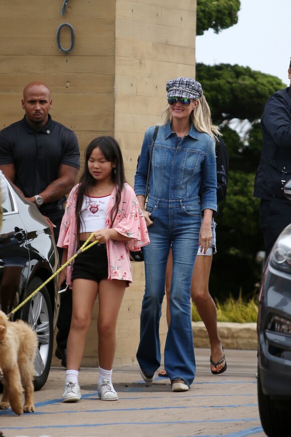 Laeticia Hallyday et sa fille Joy - Les filles de L.Hallyday et deux amies d'école vendent de la limonade pour collecter des fonds pour l'association de leur mère au Vietnam, devant la villa de Pacific Palisades, Los Angeles, Californie Etats-Unis, le 18 mai 2019.
